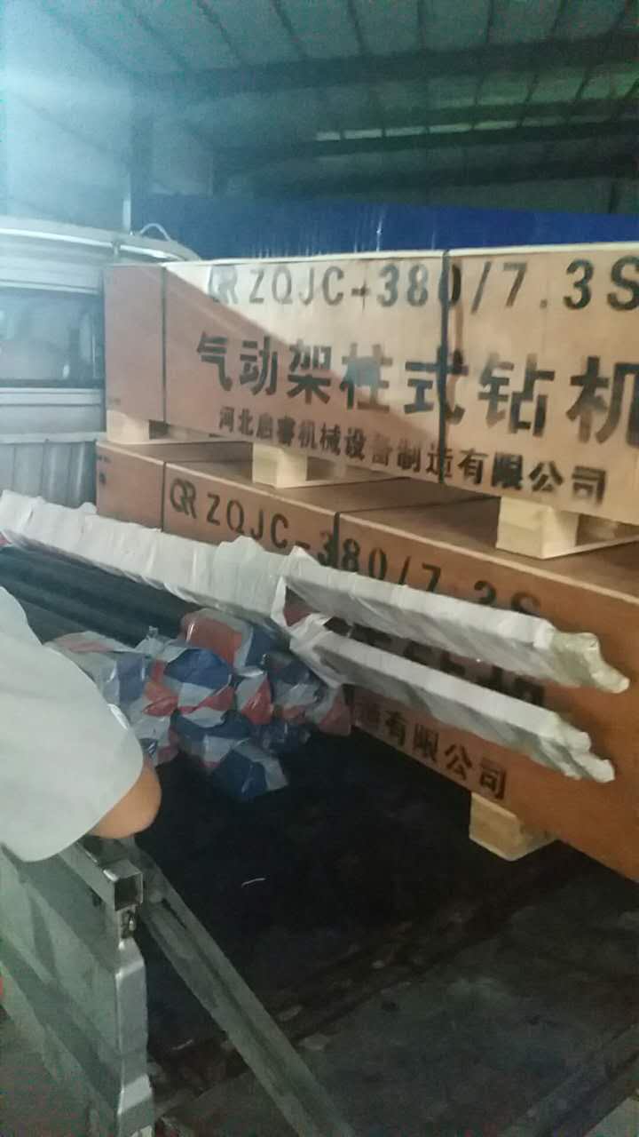 氣動探水鉆機經風冒雨，及時送往山西襄垣